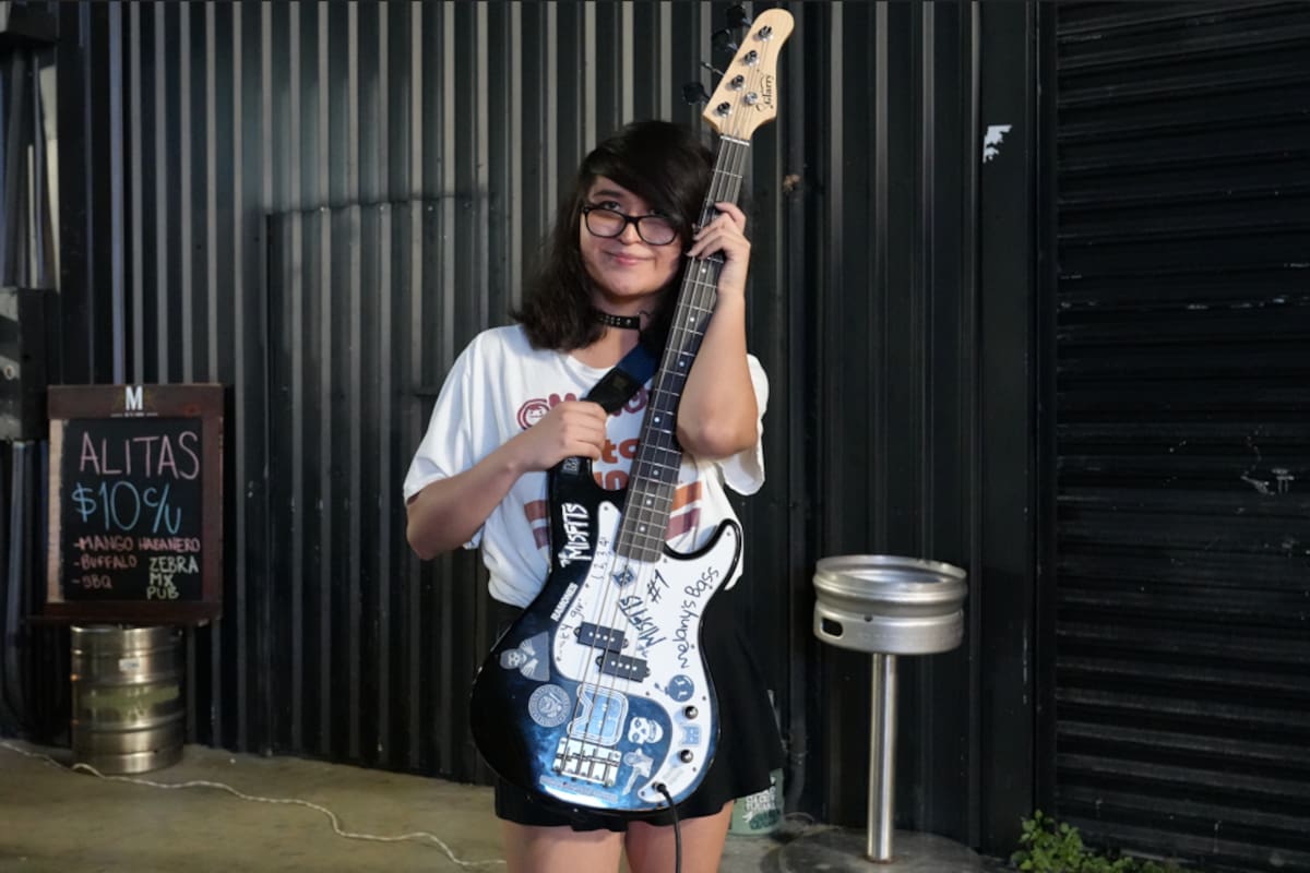 Melany, joven bajista de Tijuana, conquista la Avenida Revolución con su talento e inspira con su pasión por la música. Foto: Carlos Cruz