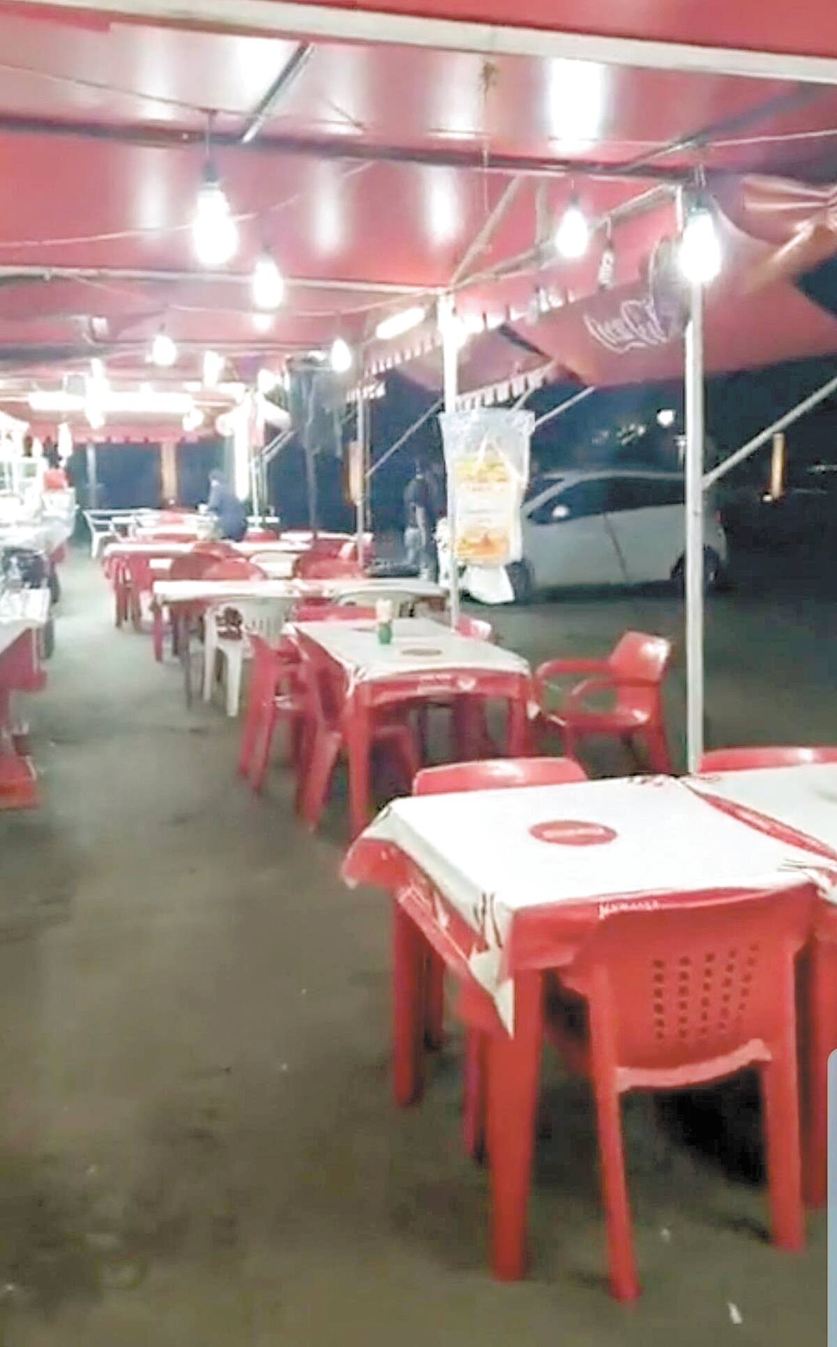 Los vendedores de hot dogs de la Plaza Emiliana de Zubeldía ven con tristeza las sillas vacías que antes estaban llenas de comensales.