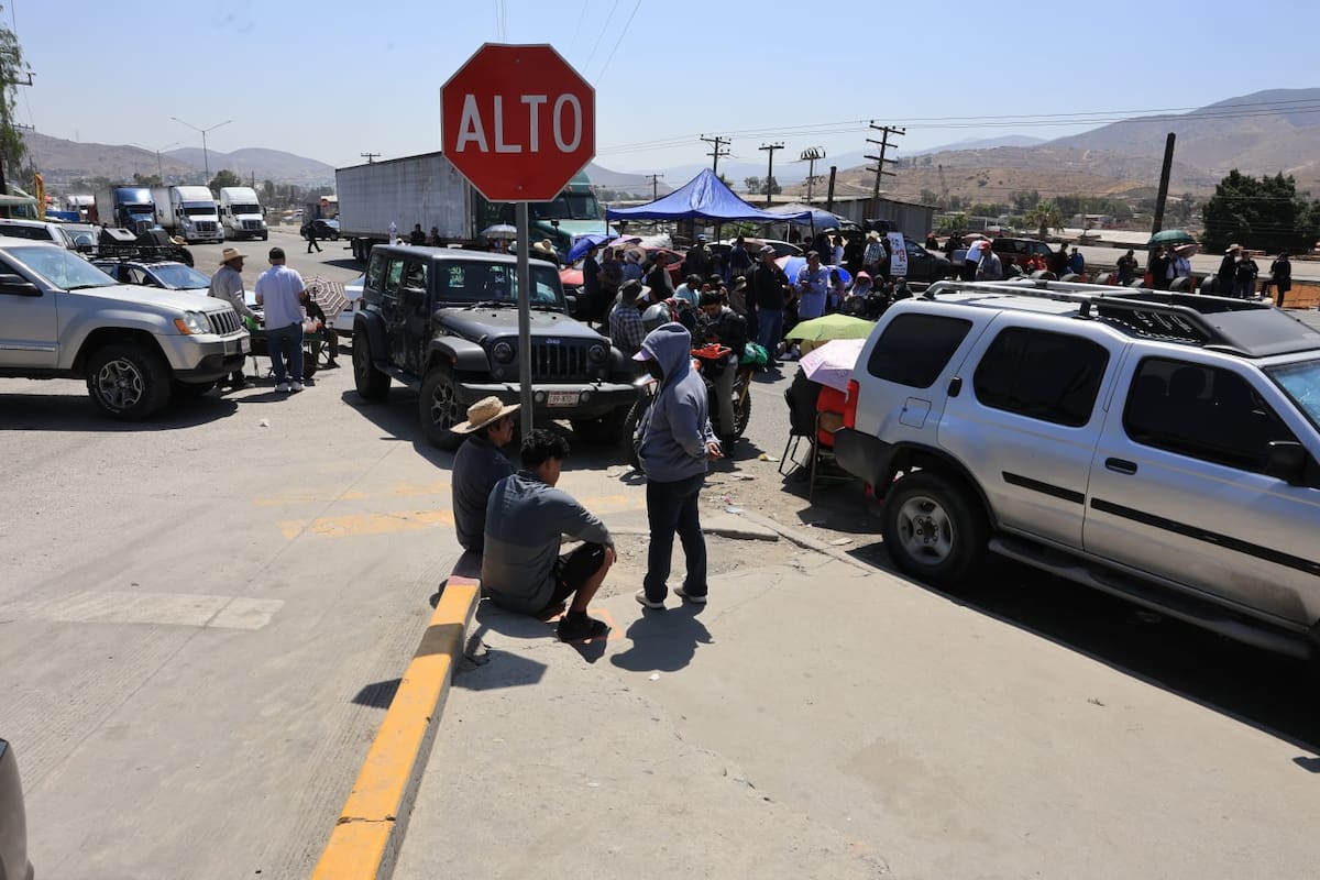 Maestros de la CNTE y residentes de Maclovio Rojas mantienen bloqueada la carretera libre Tijuana-Tecate, afectando a miles de automovilistas y al transporte de carga. Foto: Sergio Ortiz