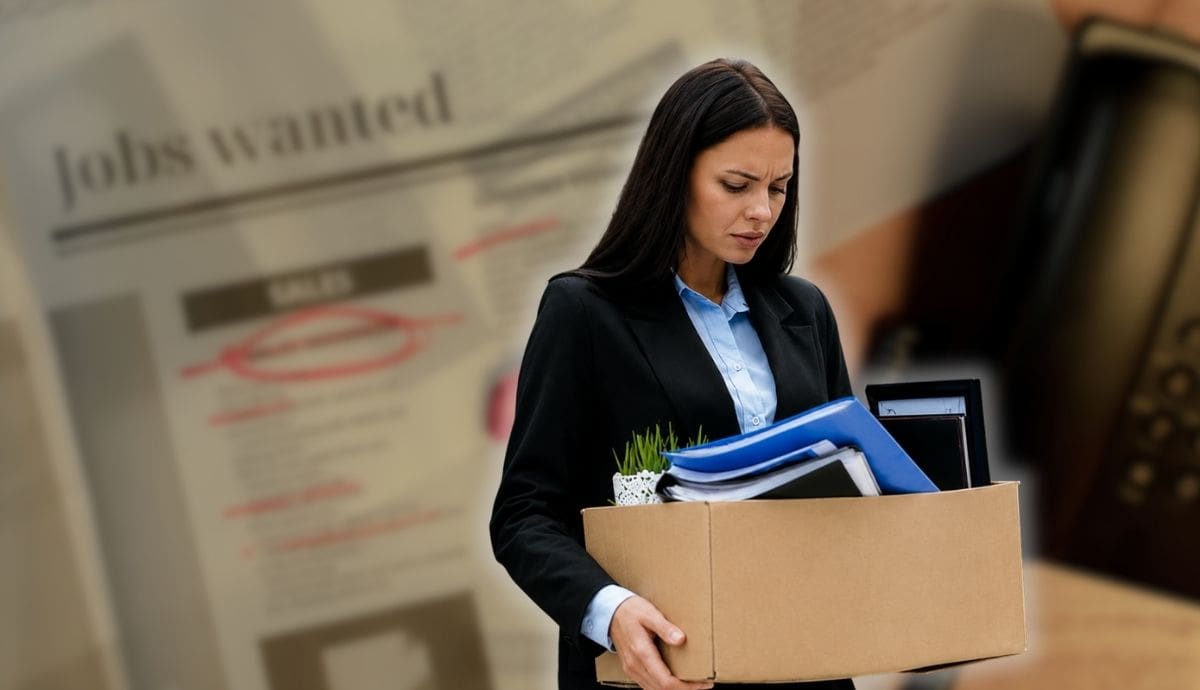 Una mujer sostiene una caja con pertenencias laborales ante una posible pérdida de empleo, reflejando el impacto emocional y la incertidumbre de iniciar un nuevo proceso de selección. | Pexels, Magnific, IA