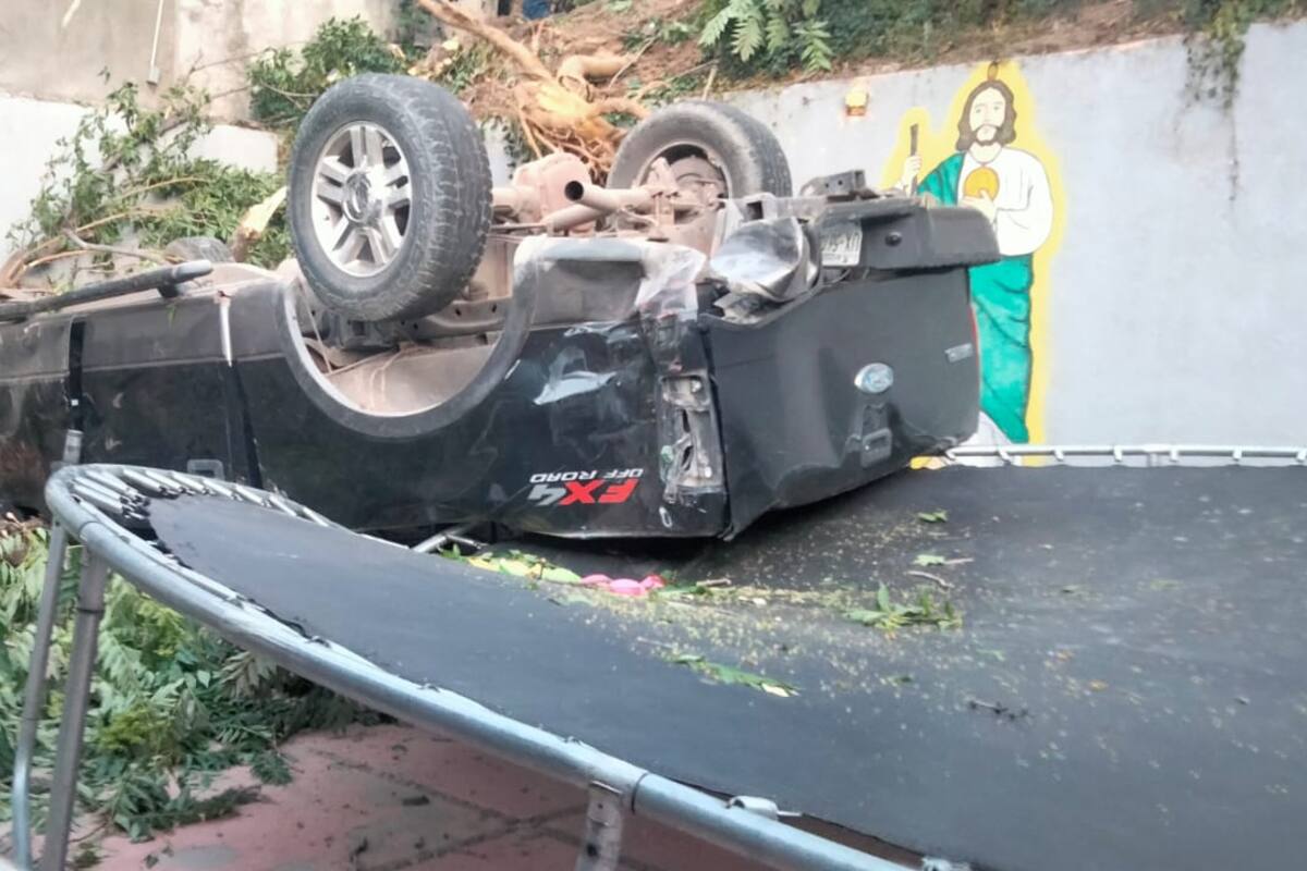 Muere hombre al desbarrancarse vehículo en Nogales; hay dos más lesionados