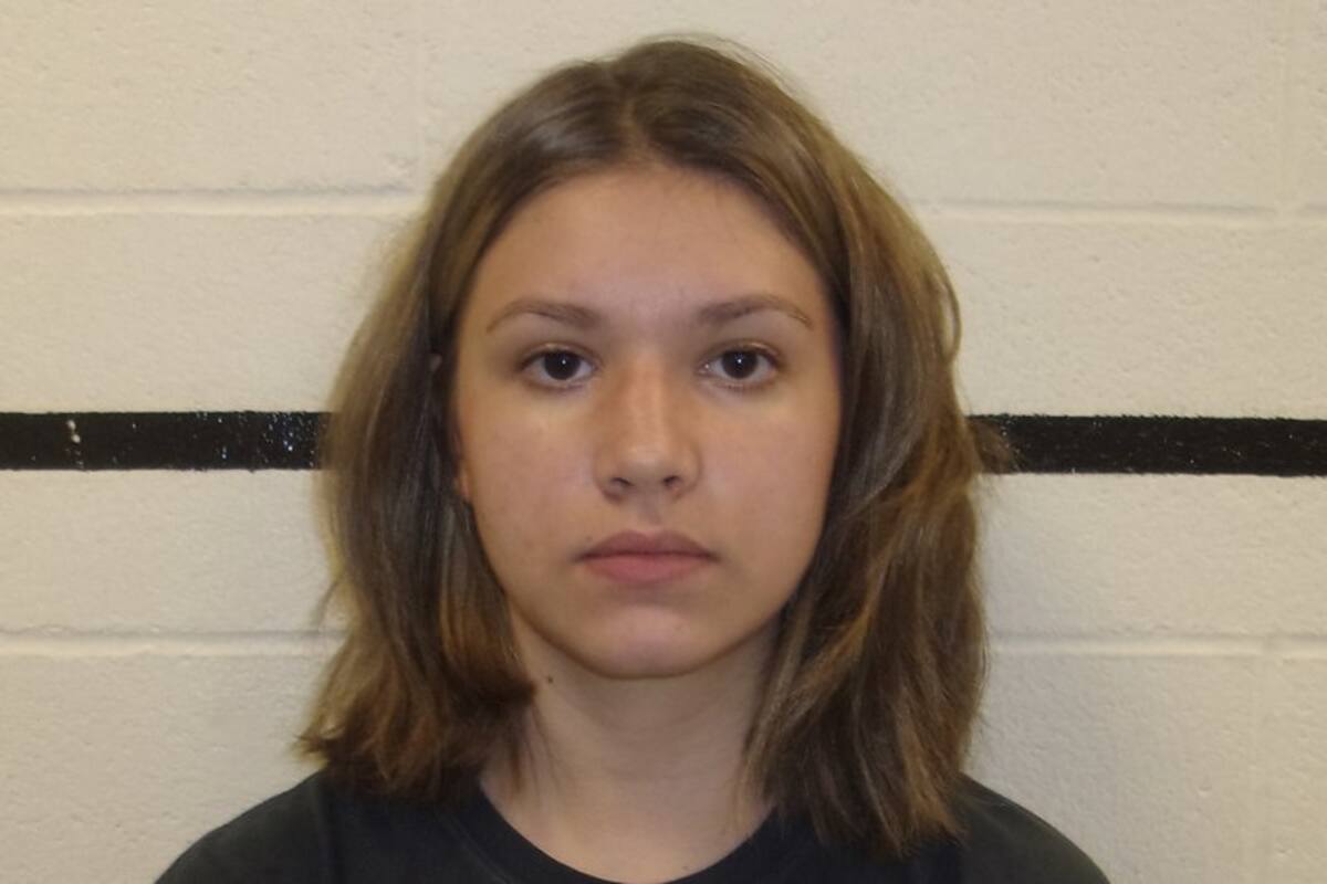 Arrestan a mujer que planeaba tiroteo en su antigua escuela