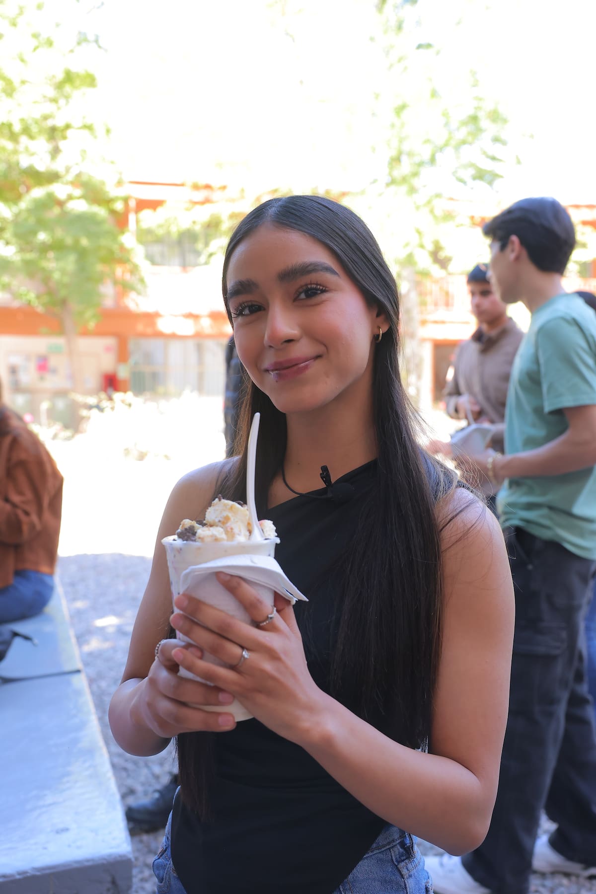 El puesto de fresas con crema de Yahir ha causado sensación en la Unison. | Crédito: Julio A. Clark