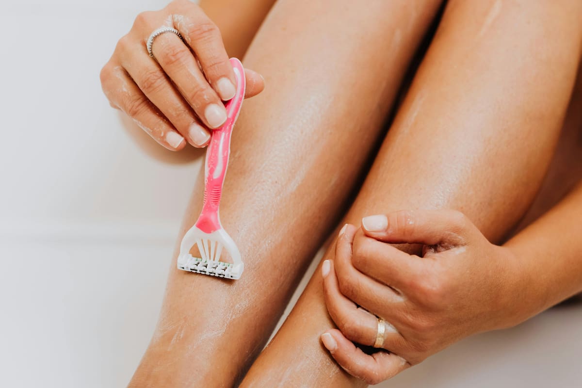 ¿Problemas tras rasurarte? Una dermatóloga viral revela un truco poco común