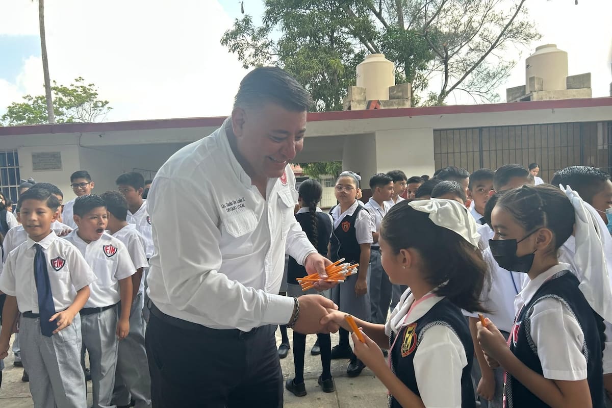 Diputado de Morena en Tamaulipas recibe críticas tras entregar dos lápices por alumno en evento de regreso a clases en Ciudad Madero