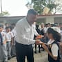 Diputado de Morena en Tamaulipas recibe críticas tras entregar dos lápices por alumno en evento de regreso a clases en Ciudad Madero