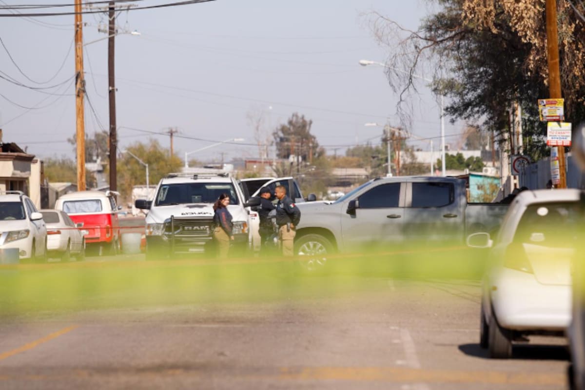 Dejan manta con amenazas y presuntos restos humano en Estación de Policía