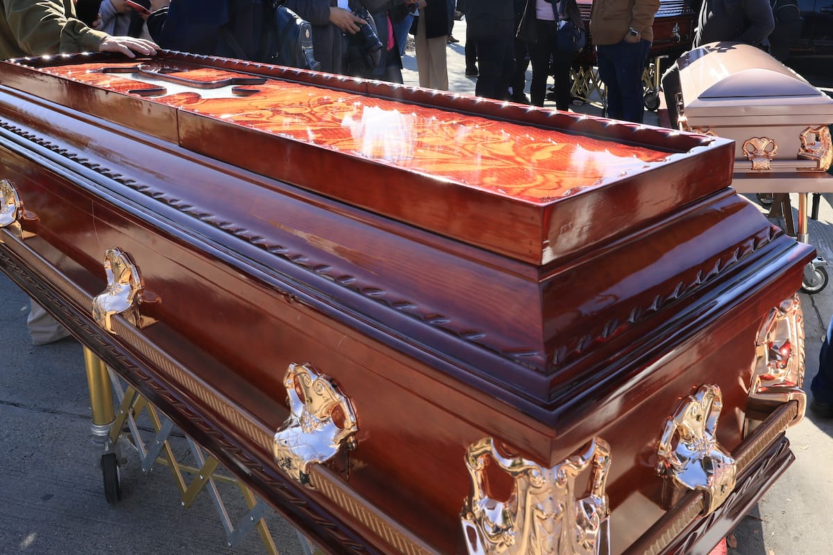 Gobernadora anuncia revisión estatal a funerarias