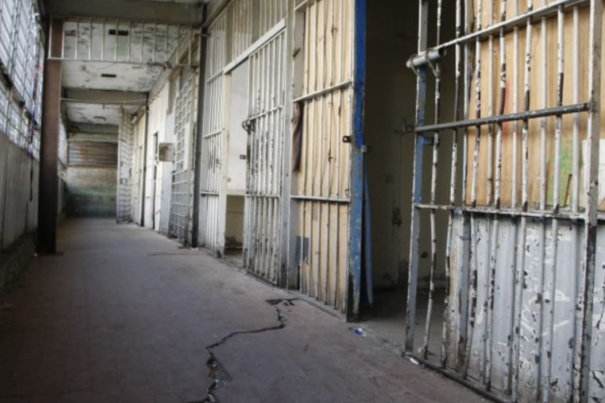 Clausuran punto de venta de drogas conocido como “La Ventanita” en penal de Santa Martha tras reportaje televisivo