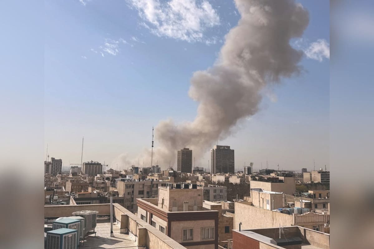 Una columna de humo se eleva al cielo tras una explosión en Teherán,
la capital de Irán.