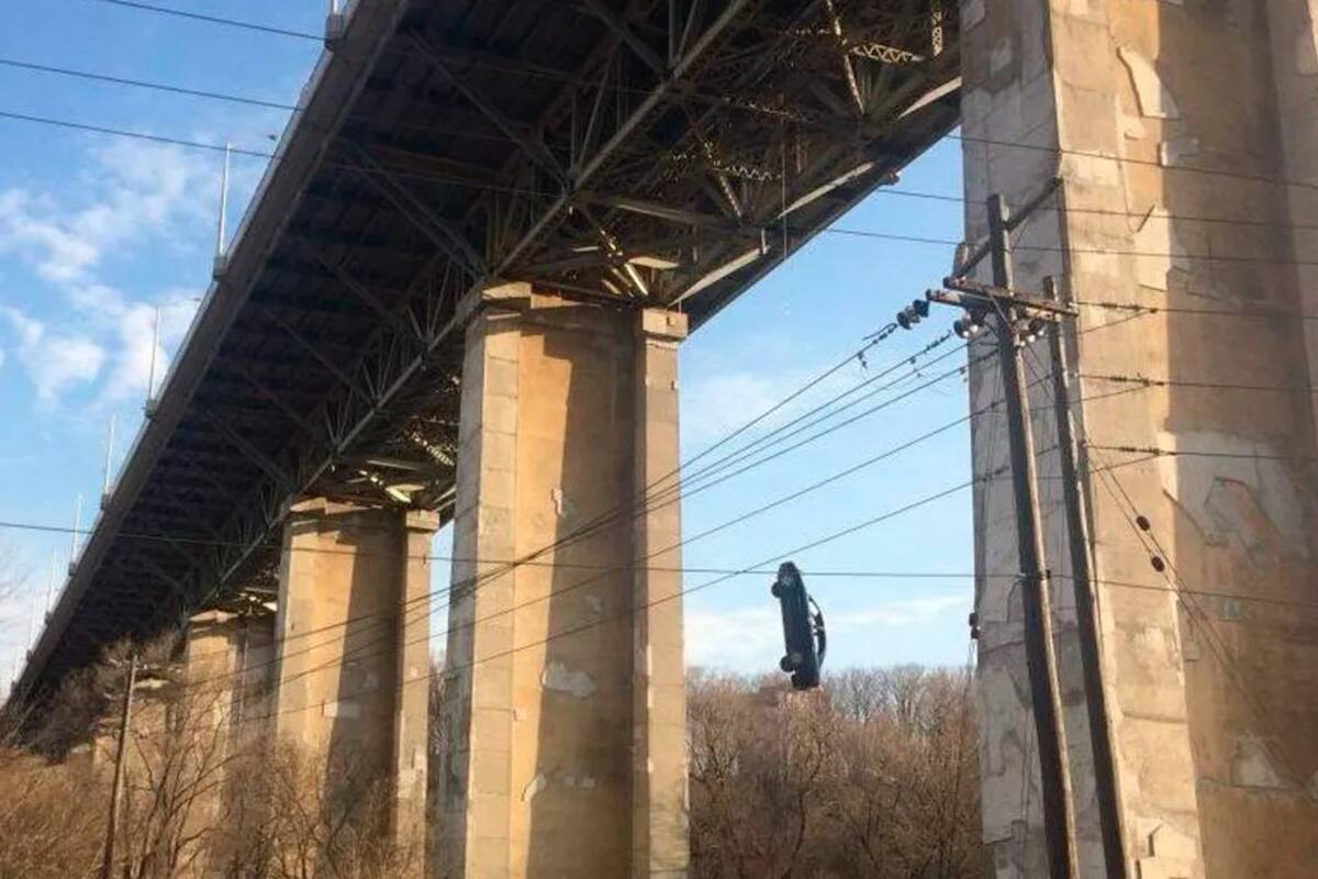 Conoce el misterio de este auto que colgaba de un puente en el 2018