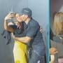 Una fan logra subir al escenario y besa apasionadamente a Enrique Iglesias durante un concierto (VIDEO)