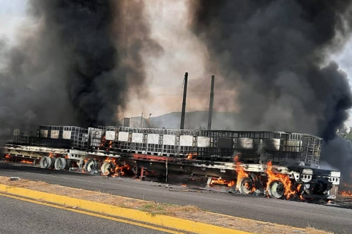 Explota de trailer con material quimico en Oaxaca