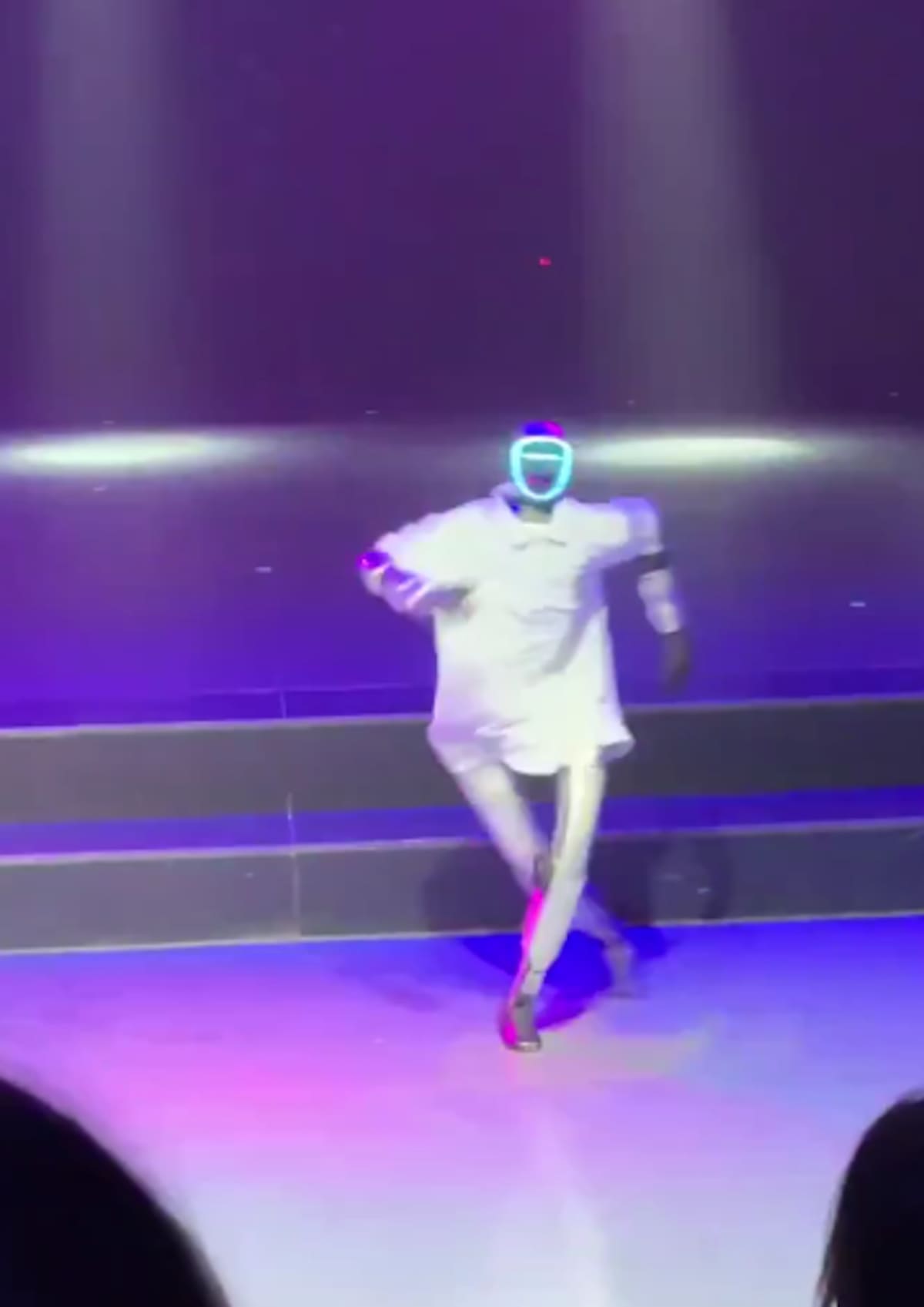 Un robot humanoide quiso imitar a Michael Jackson con “Billie Jean”, pero una caída exhibió los límites de la robótica. | Captura de pantalla
