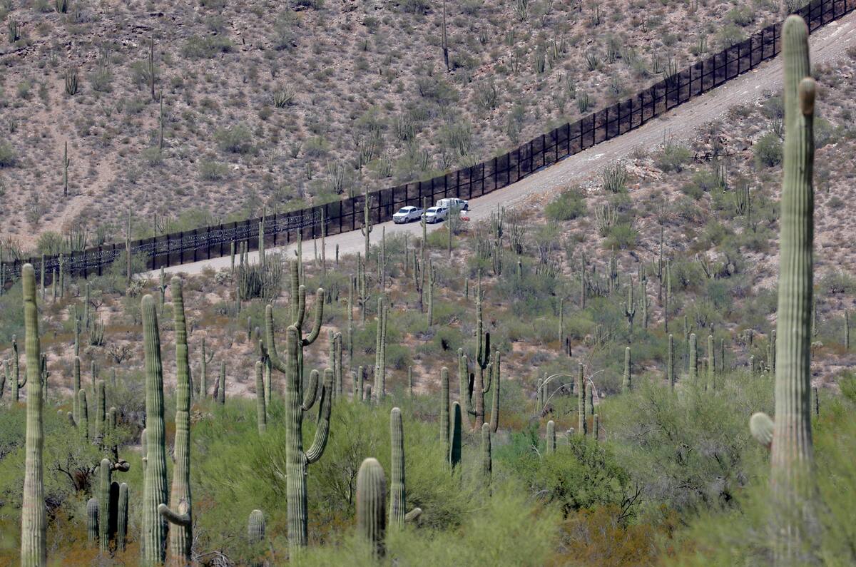 Agentes de la Oficina de Aduanas y Protección Fronteriza recorren una sección del muro fronterizo internacional que atraviesa el Monumento Nacional Organ Pipe, el jueves 22 de agosto de 2019, en Lukeville, Arizona. (AP Foto/Matt York)