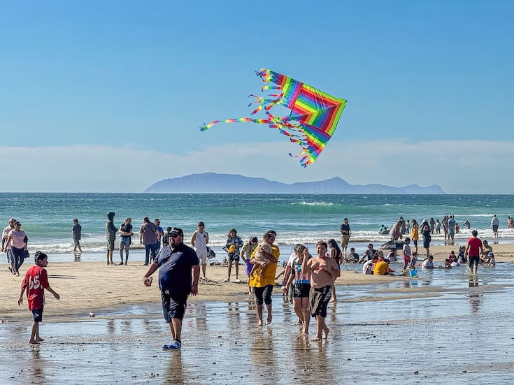 Turistas y locales disfrutan playas de Rosarito durante día soleado