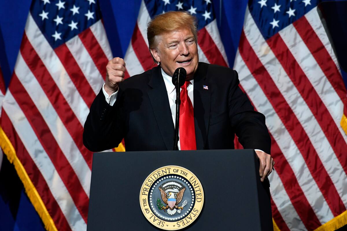 Aplaza Trump aranceles para autos que puedan afectar a México