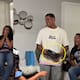 Hombre cumple años y su familia le envuelve sus propias cosas como regalos