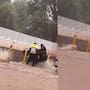 Joven de 19 años es arrastrado por corriente en Nogales tras apagarse su motocicleta; policías logran rescatarlo durante las lluvias