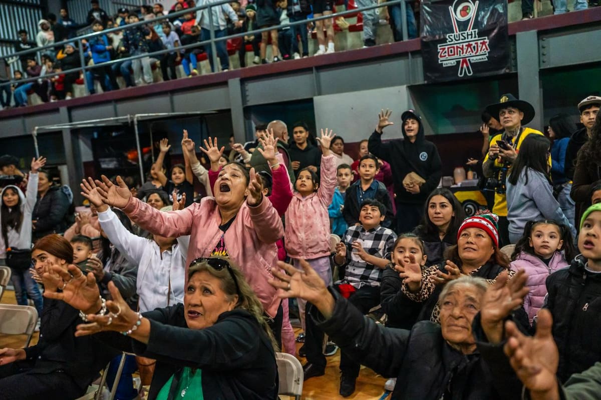 Vecinos y comerciantes de la Zona Norte realizaron una posada navideña en la Unidad Deportiva Benito Juárez, dedicada a niñas y niños de la comunidad, con actividades recreativas y entrega de regalos. Foto: Border Zoom