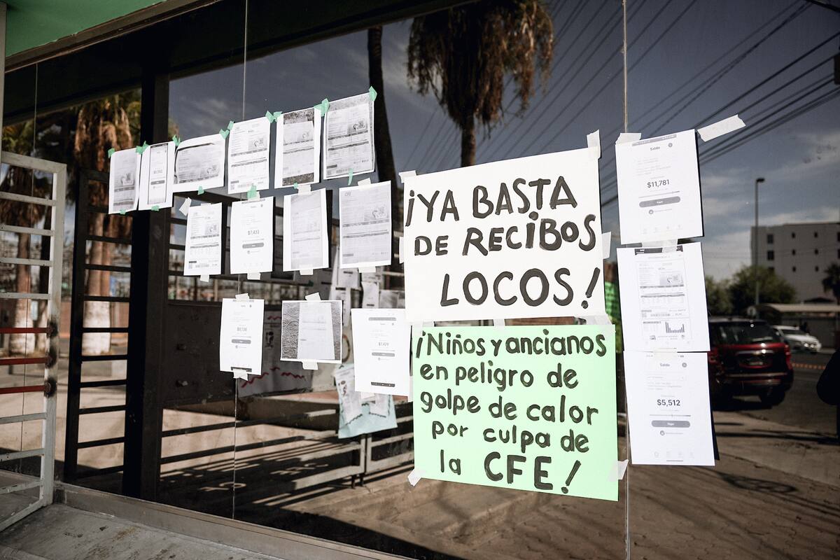 Con cartulinas e impresiones de sus recibos locos, ciudadanos inconformes con sus tarifas de luz se manifiestan en las oficinas de la CFE Centro Cívico, cerrando las instalaciones I Foto: Daniel Reséndiz