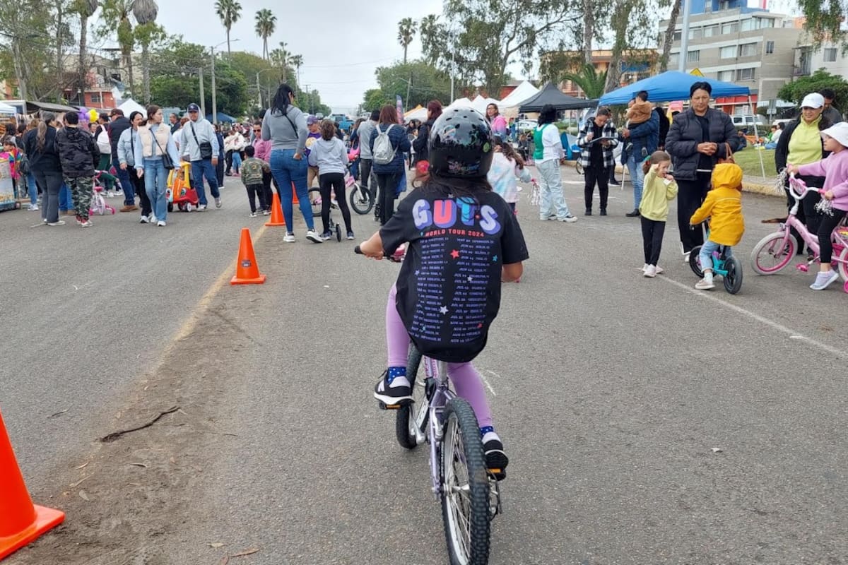 Disfrutan de la calle en bicicleta vecinos de Playas de Tijuana