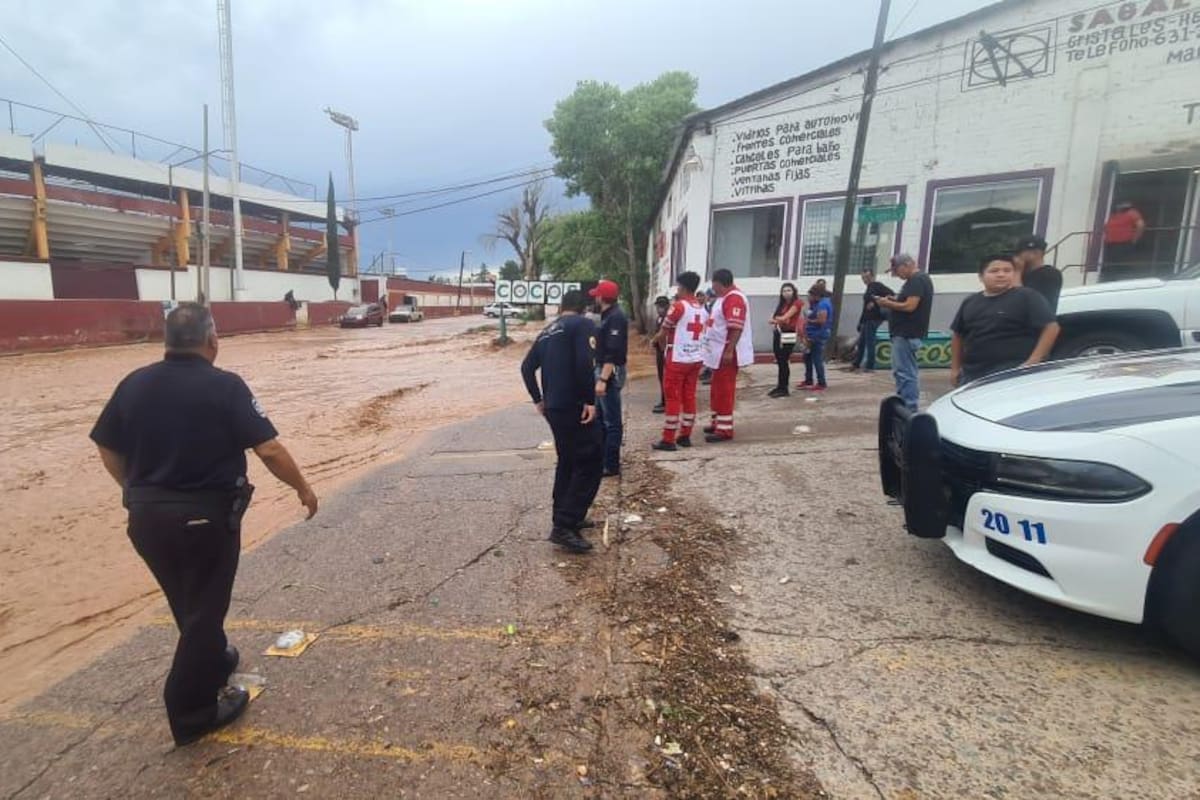 Nogales: Lluvias dejan deslaves, inundaciones, personas y carros atrapados en arroyos