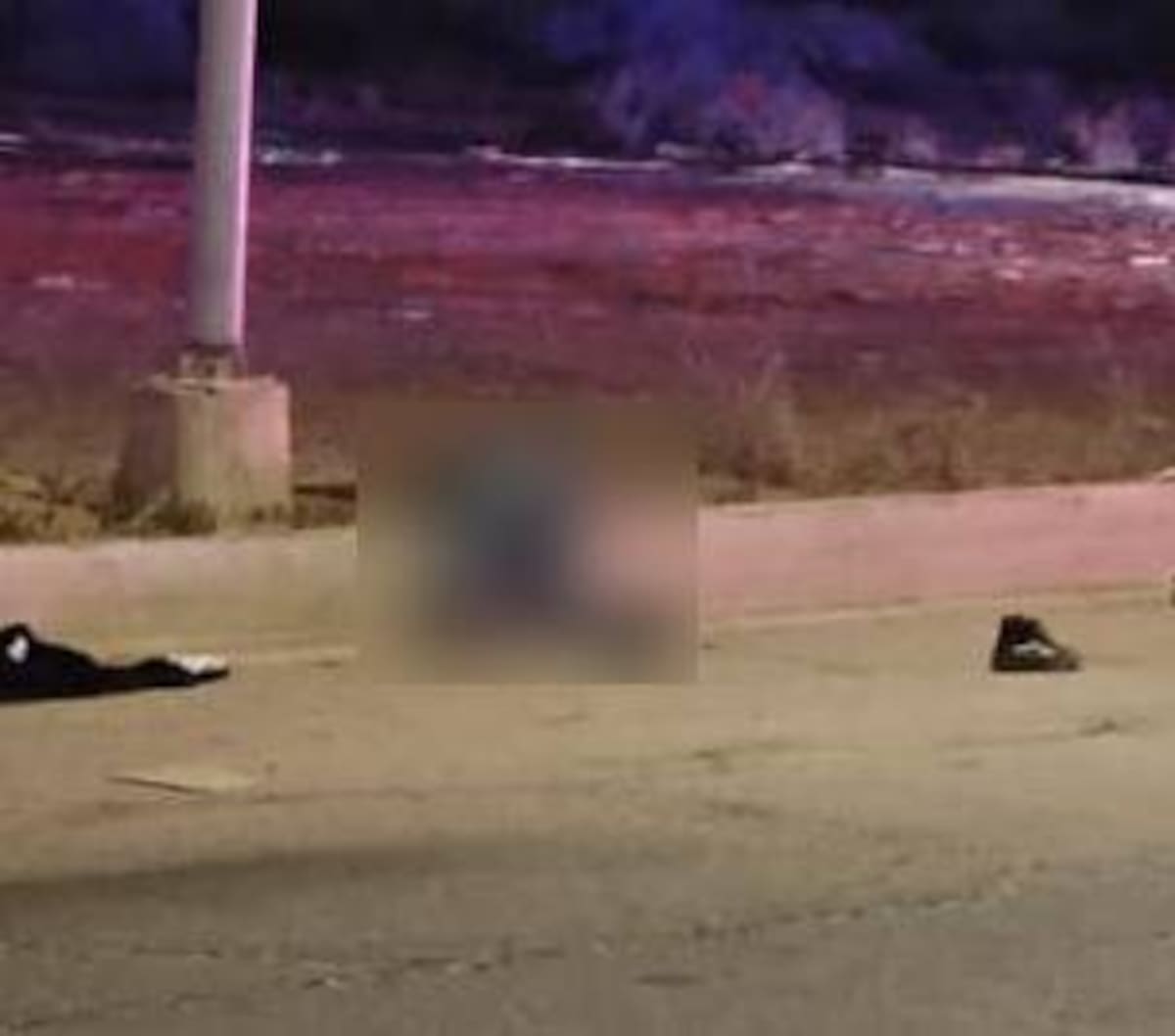l conductor salió expulsado hacia la banqueta, mientras que su acompañante quedó sobre la zona de acotamiento.│Foto: Cortesía