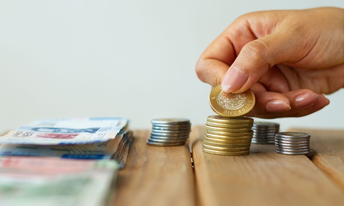 Con un factor como la inflación presente, los productos y servicios suelen ser más caros, lo que complica que familias que ganan el salario mínimo puedan cubrir todas sus necesidades. | Foto: Freepik