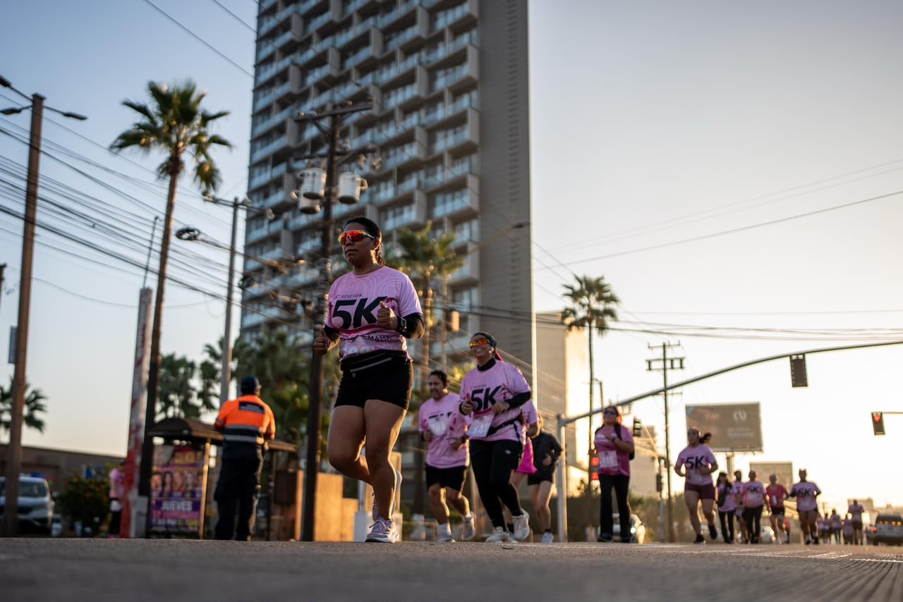 Alrededor de mil 300 personas participaron en la quinta carrera Corre Contra el Cáncer de Mama en Tijuana, que recaudó fondos para comprar camas-camilla para el IMSS. La jornada pet friendly contó con la participación de Vaquita, una perrita sobreviviente de cáncer que completó los cinco kilómetros. Foto: Cortesía / Border Zoom