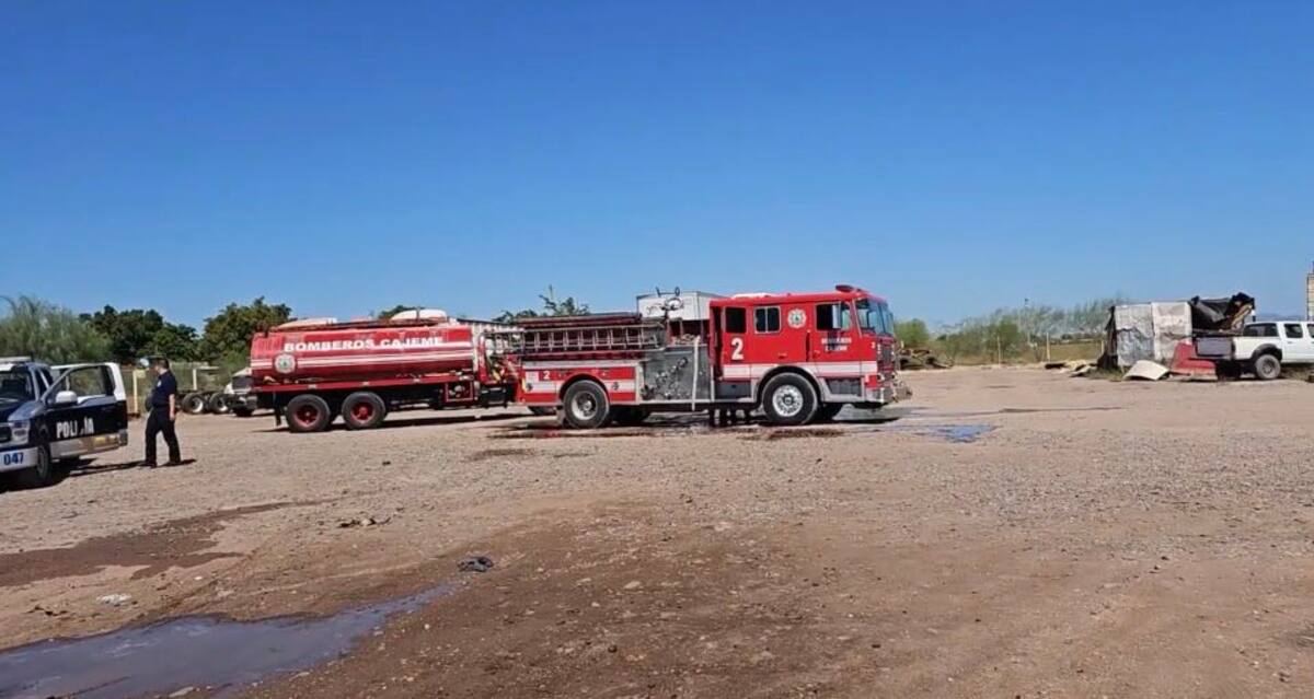 Un incendio en una yarda de camiones fue atendido por el cuerpo de Bomberos de Cajeme. Foto: Especial