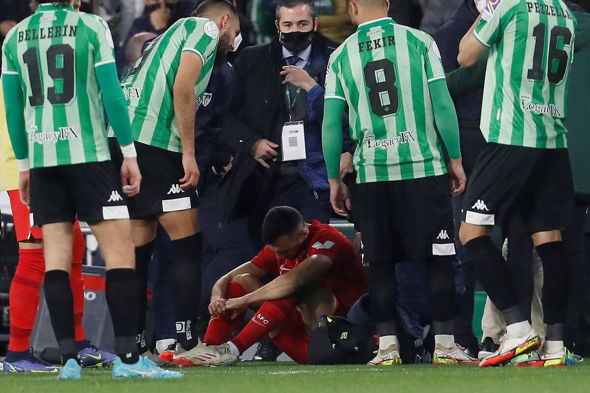 Se suspende Real Betis vs Sevilla; jugador fue golpeado por un palo lanzado desde gradas (VIDEO)
