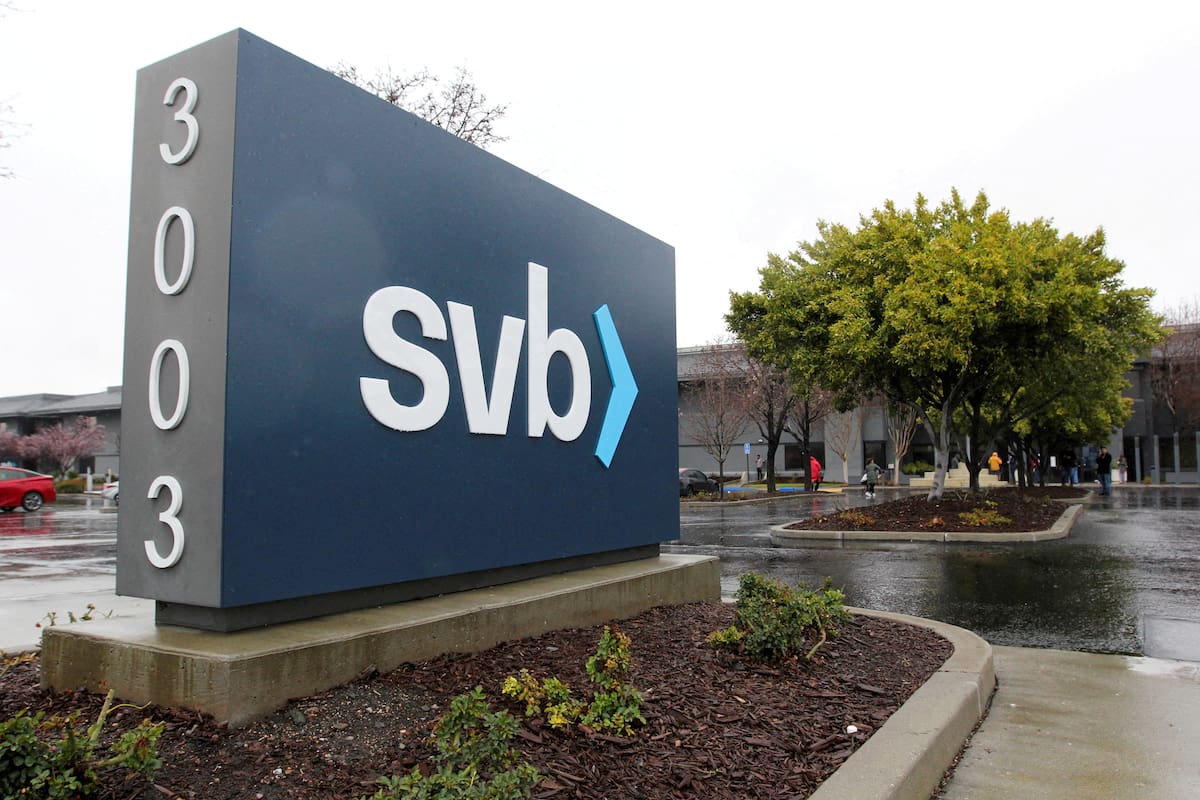 FOTO DE ARCHIVO. Un cartel en la sede de Silicon Valley Bank (SVB), en Santa Clara, California, EEUU. 10 de marzo de 2023. REUTERS/Nathan Frandino