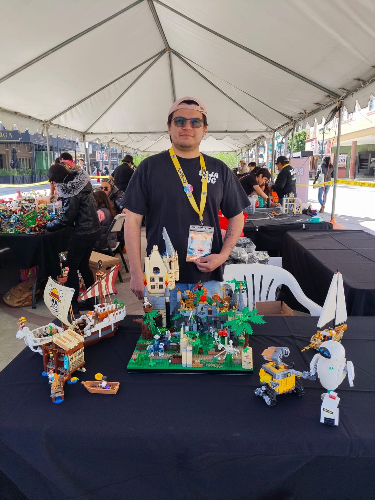 Cientos de personas participaron en el evento organizado por Tom Simpson, presidente de Baja LUG, que además mantiene una exhibición permanente en el Museo del Coleccionista de Tijuana y en marzo cambiará a temática oriental. Foto: Verónica García