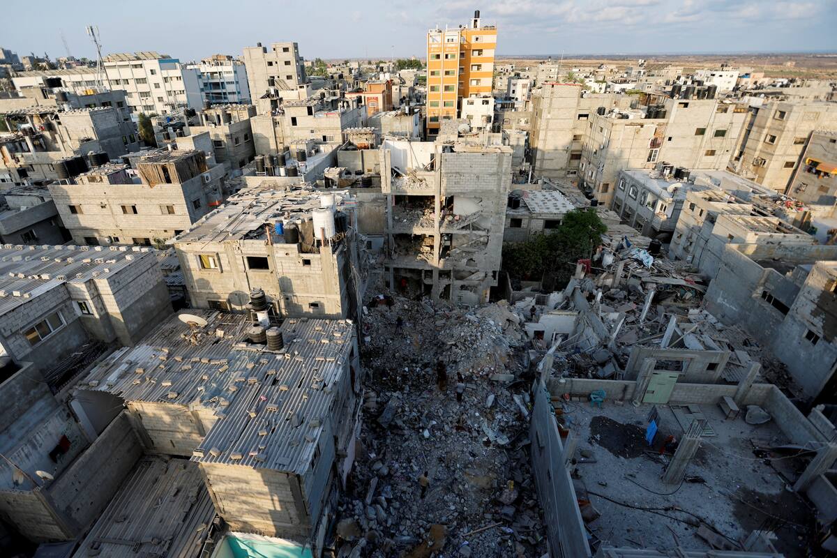 Palestinos se reúnen en el lugar donde el alto comandante del grupo militante Yihad Islámica Khaled Mansour fue asesinado en ataques israelíes, en Rafah, en el sur de la Franja de Gaza, el 7 de agosto de 2022. REUTERS/Ibraheem Abu Mustafa