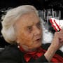 Elena Poniatowska recogió en ‘La noche de Tlatelolco’ una frase incómoda de Carlos Fuentes: “Criticar al César no es criticar a Roma. Criticar a un gobierno no es criticar a un país”