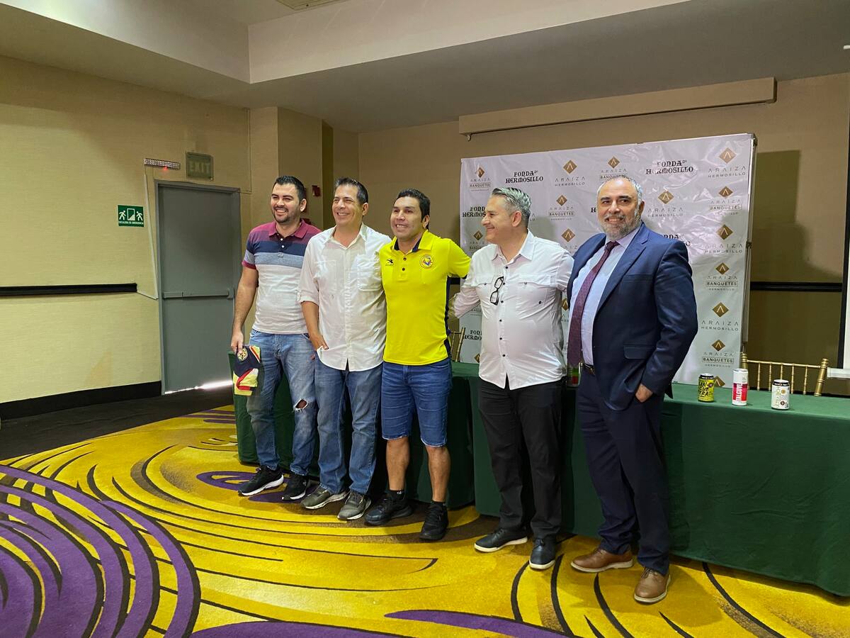 Salvador Cabañas (centro) estuvo presente en la conferencia de prensa.