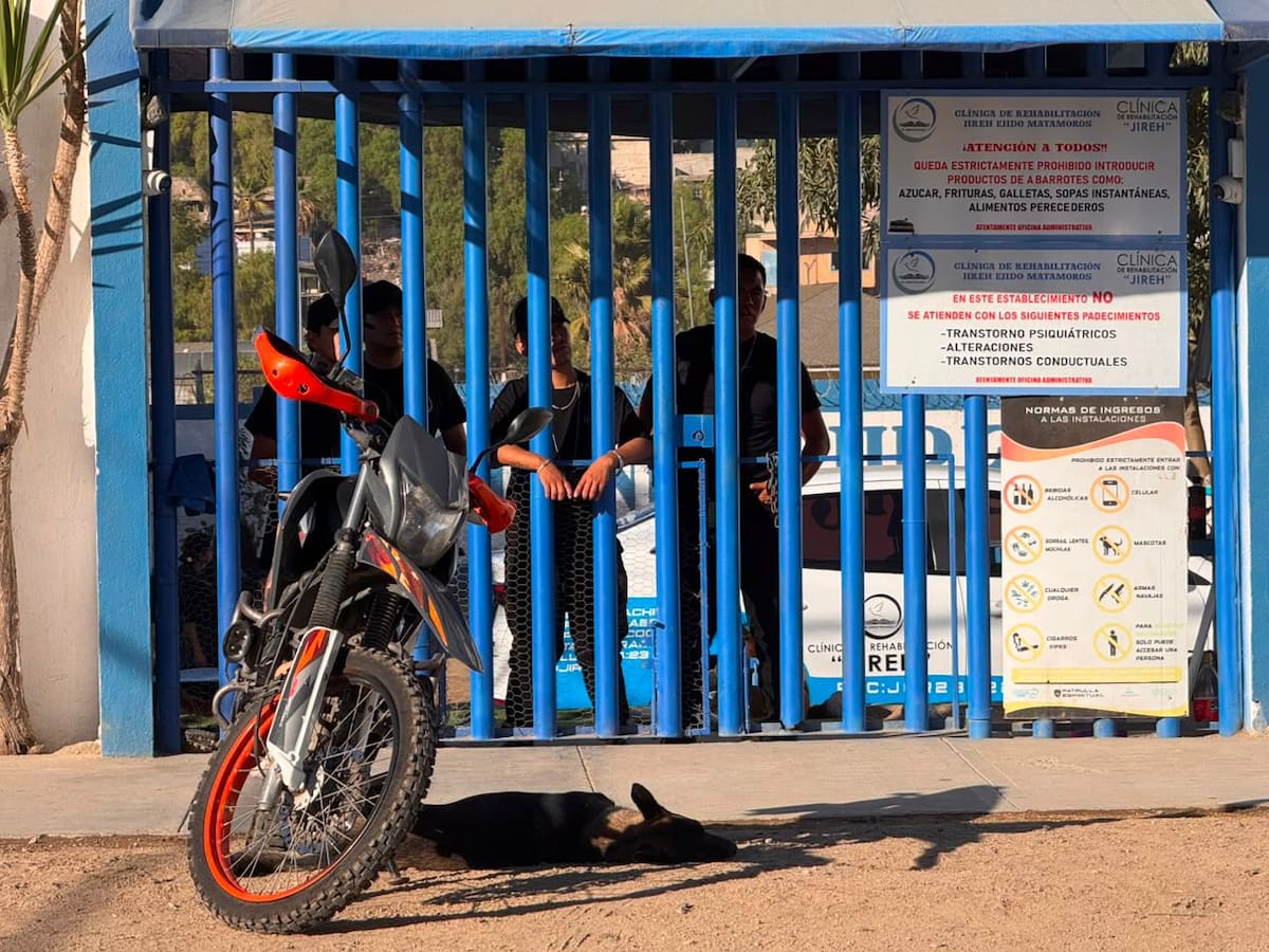 Elementos de distintas corporaciones de seguridad mantienen un operativo afuera de la clínica Jireth, ubicada en la colonia Ejido Matamoros, donde se realizan diligencias cuyo motivo aún no ha sido informado oficialmente. Foto: Cortesía / Border Zoom