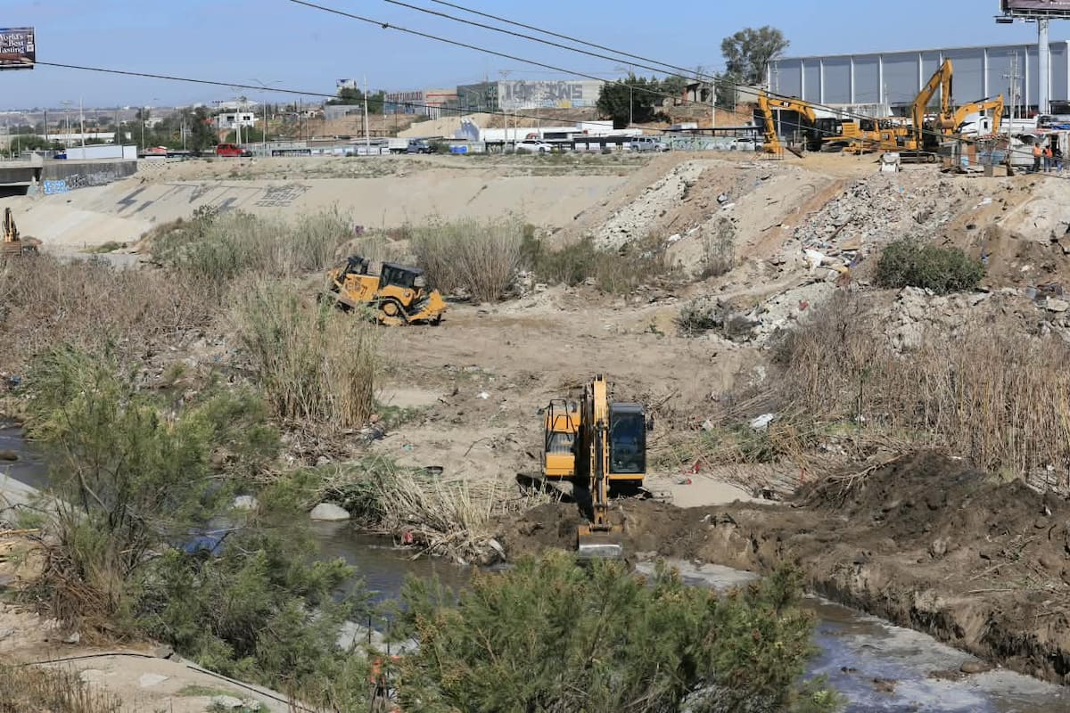Tras el desalojo de decenas de familias, comenzaron la limpieza y demolición en Arroyo de La Presa, junto a la Presa Abelardo L. Rodríguez. Foto: Sergio Ortiz