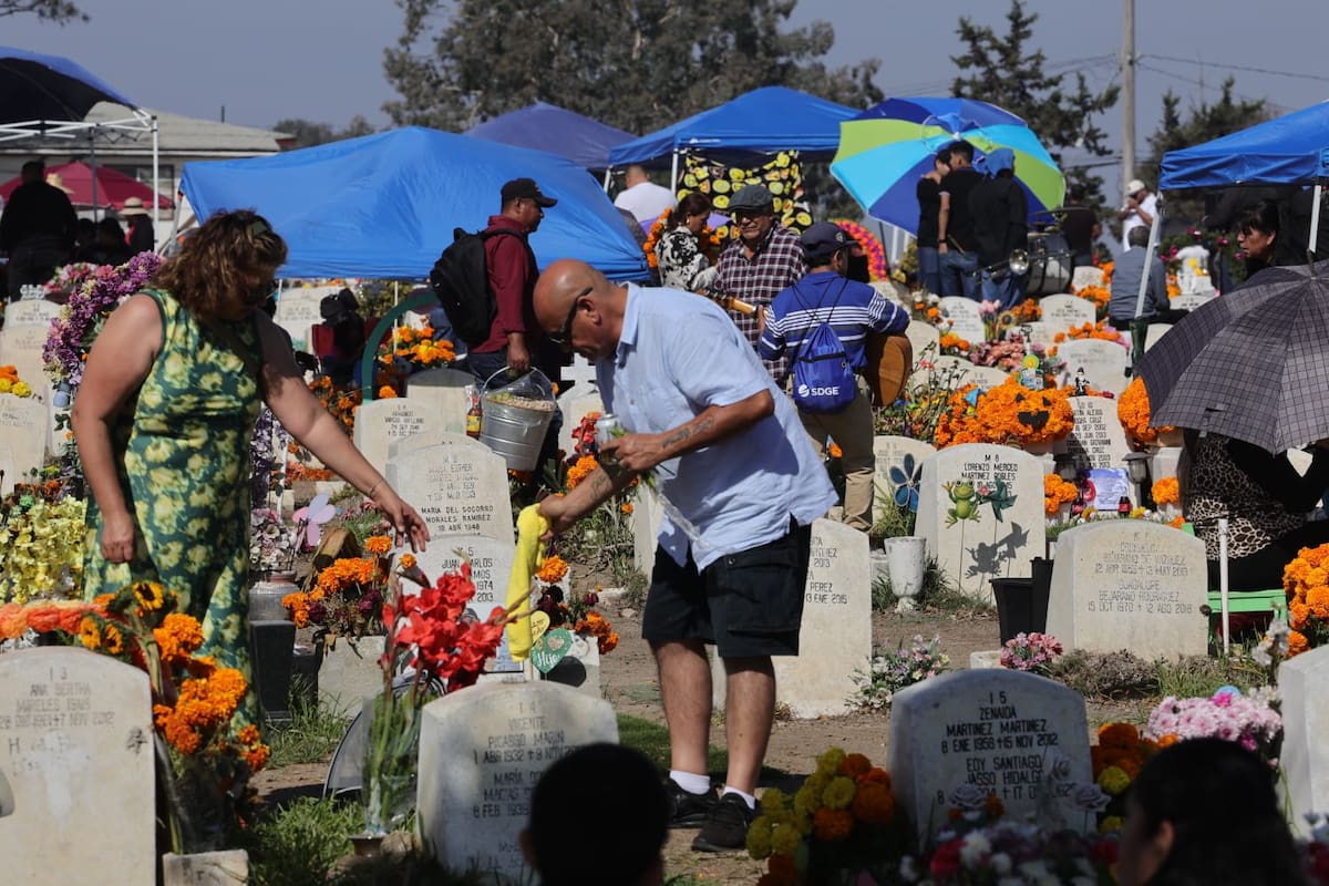 Los visitantes decoraron las tumbas con flores de cempasúchil y música de mariachis para recordar a sus seres queridos. Foto: Sergio Ortiz