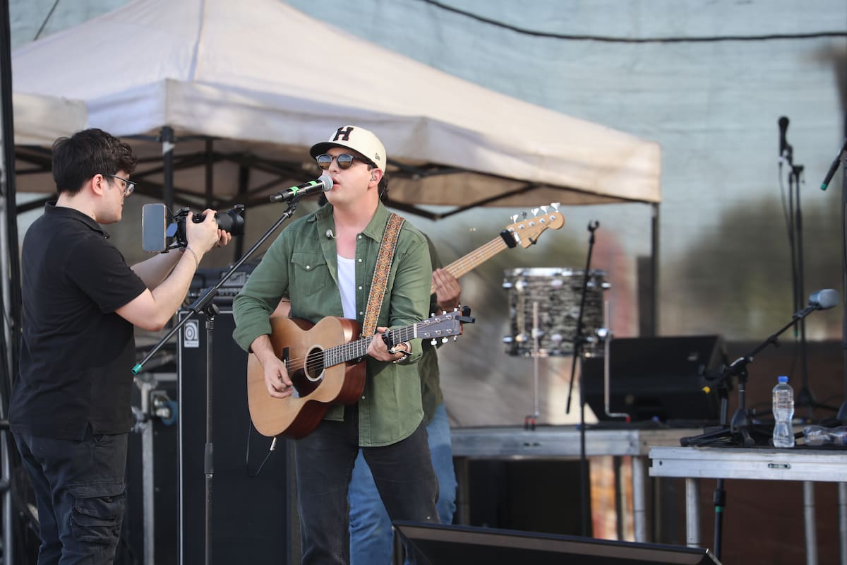 Diego Góngora enciende el Escenario Rodeo de La Cura Fest con su mezcla de pop y country para dar inicio a la jornada musical