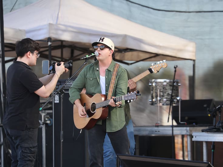 Diego Góngora enciende el Escenario Rodeo de La Cura Fest con su mezcla de pop y country para dar inicio a la jornada musical