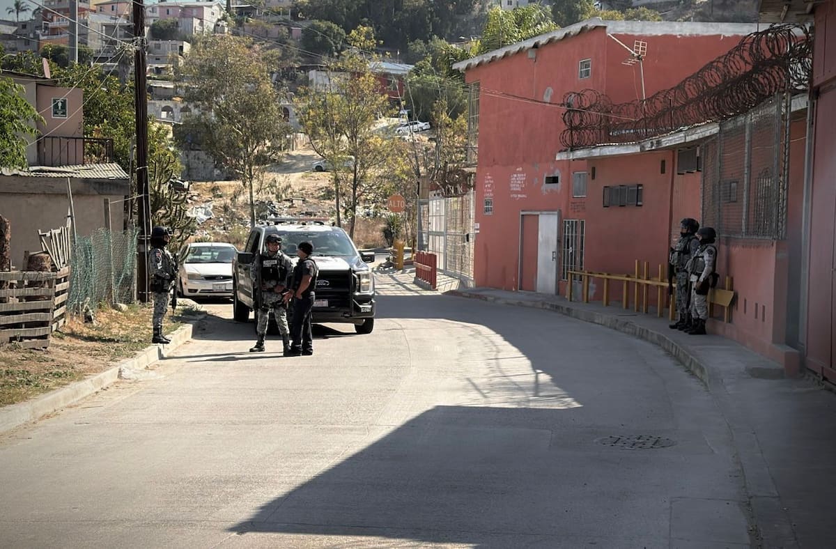 Un hombre fue encontrado sin vida en el patio de una vivienda de Pedregal de Santa Julia. La Fiscalía investiga el homicidio; la víctima permanece sin identificar.
Foto: Border Zoom.