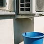 Expertos explican que el agua que gotea del aire acondicionado puede servir para regar plantas, limpiar cristales y usar en algunas planchas, pero no es potable
