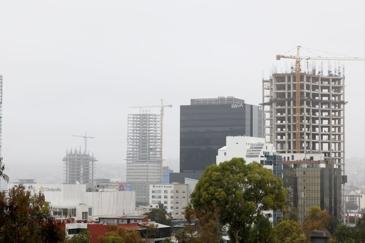 La visibilidad reducida obligó a suspender temporalmente vuelos en el Aeropuerto Internacional de Tijuana este domingo. Foto: Sergio Ortiz
