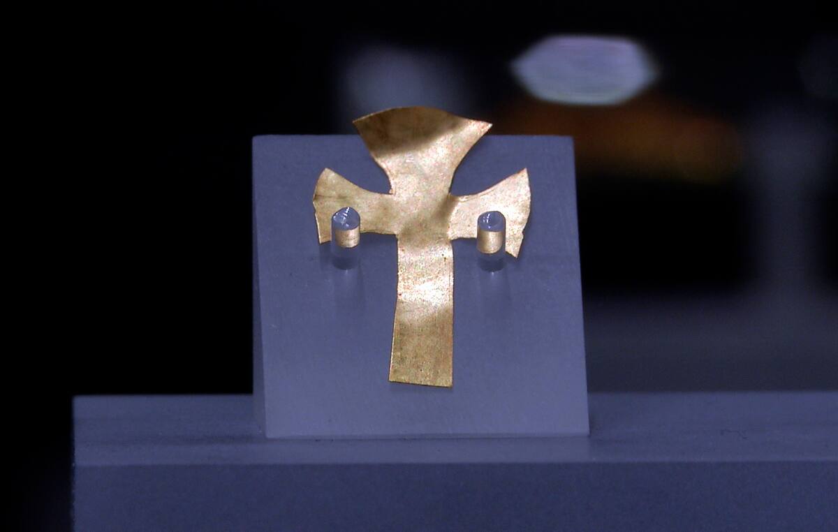 Una cruz con hoja de oro hallada en el sitio de un entierro anglosajón en Prittlewell en 2003 es exhibida en el Museo Central de Southend, en Southend, Inglaterra, el jueves 9 de mayo de 2019. (AP Foto/James Brooks)