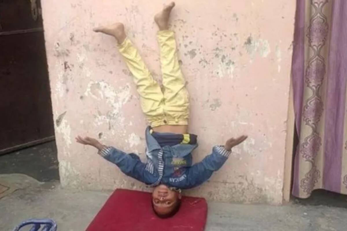Nace niño con cola y lo veneran como dios mono