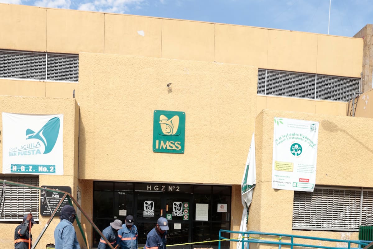 Familiares de pacientes se quejan por falta de camas en HGZ 2 de Hermosillo