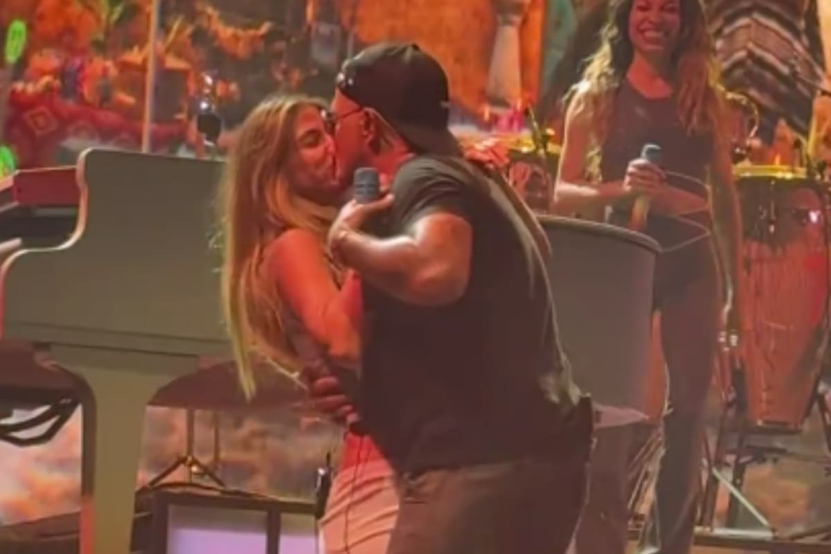 Alejandro Sanz besa a Stephanie Cayo en pleno concierto y confirma su romance (VIDEO)