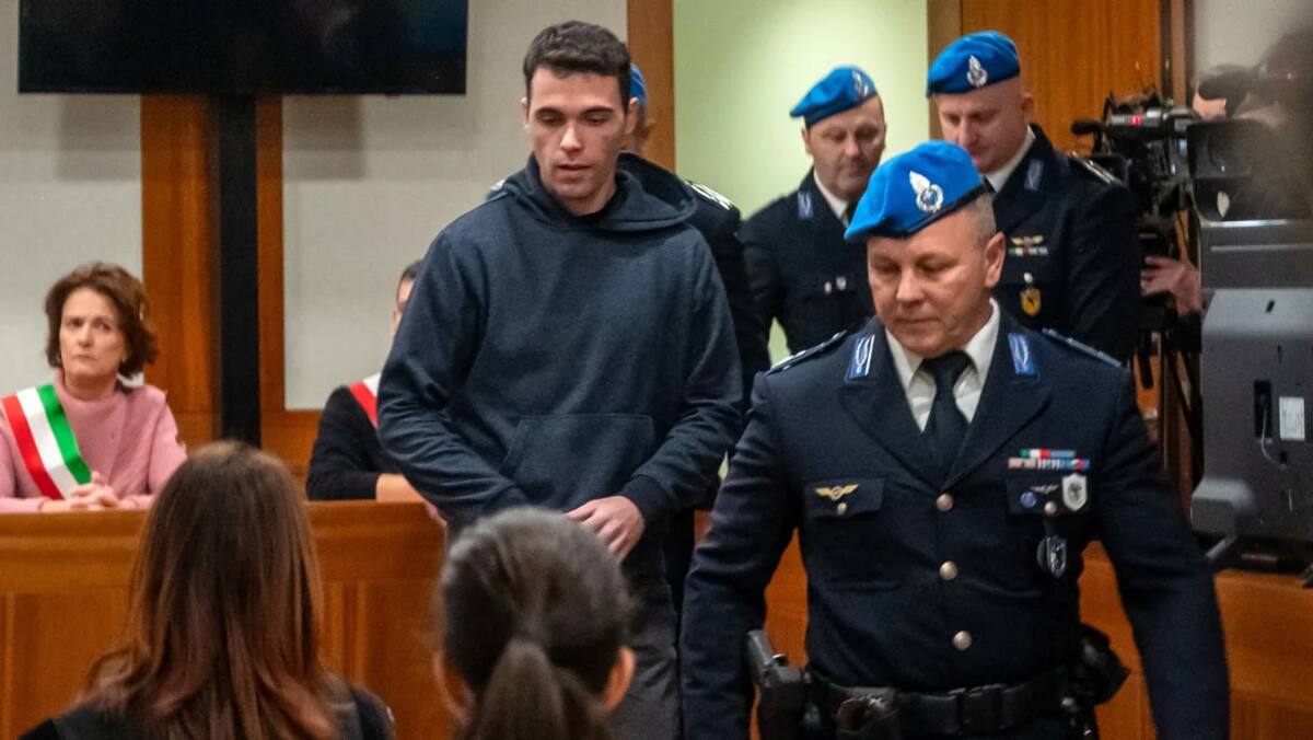 Filippo Turetta ingresa al tribunal en Venecia antes de que se leyera el veredicto por asesinato. / Semenzato-Marini Francesco-LiveMedia-Shutterstock